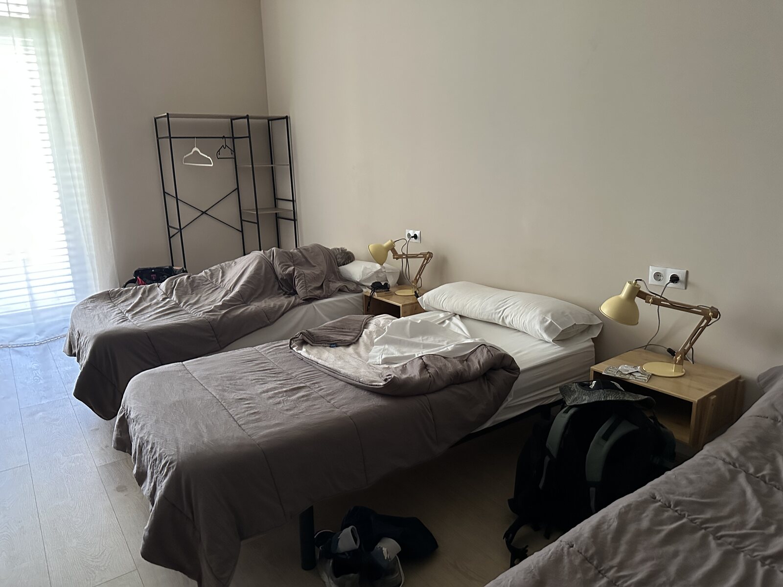 不是上下鋪，每個人有自己的床頭櫃和檯燈