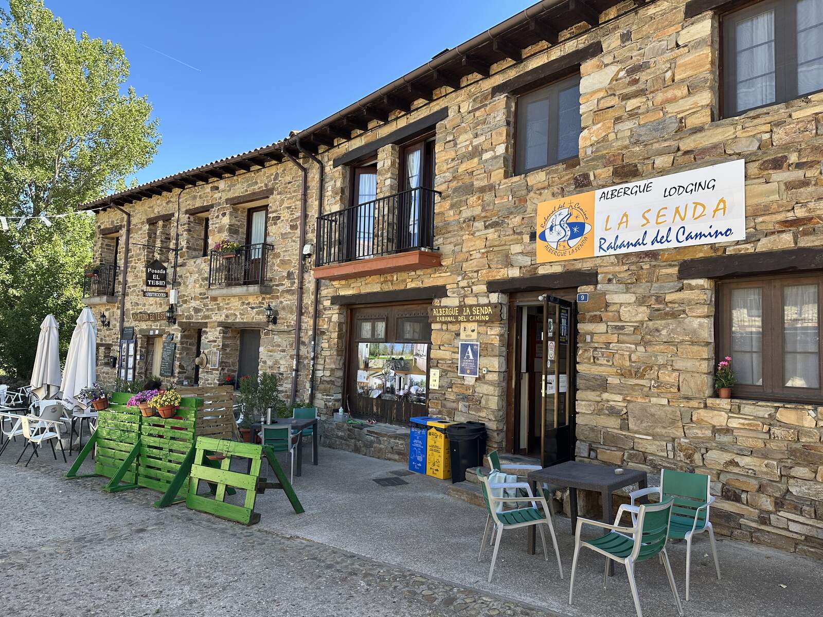 Albergue La Senda。