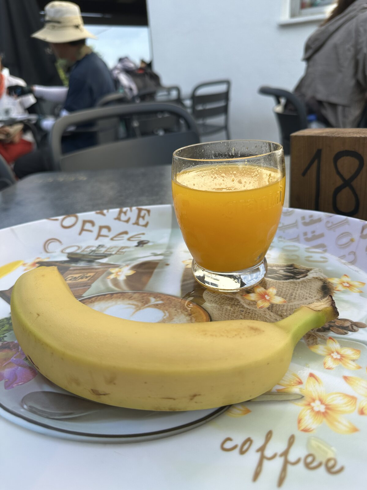 路上的早餐：香蕉和柳橙汁