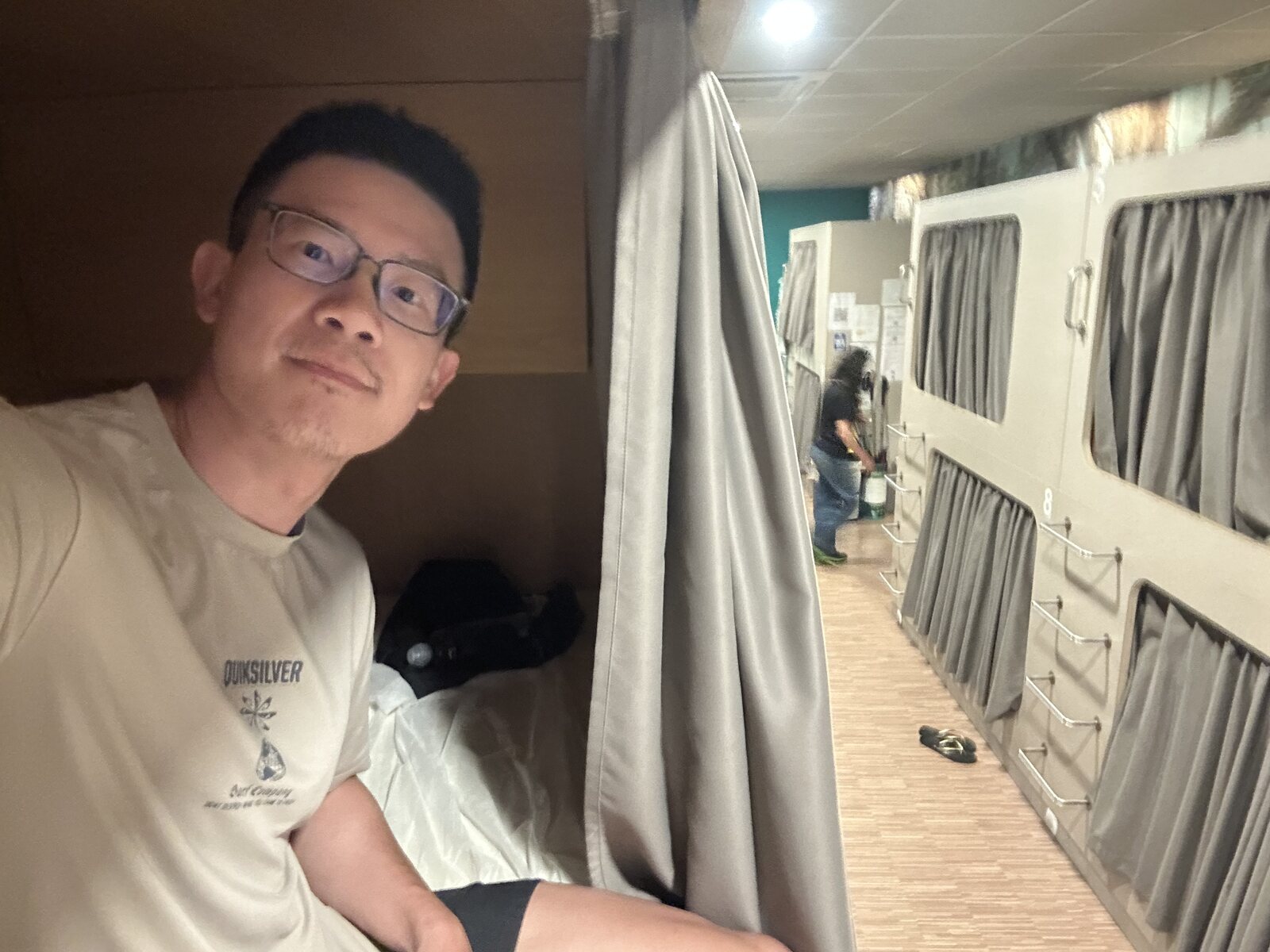青年旅館的床位，至少有簾子可以拉。