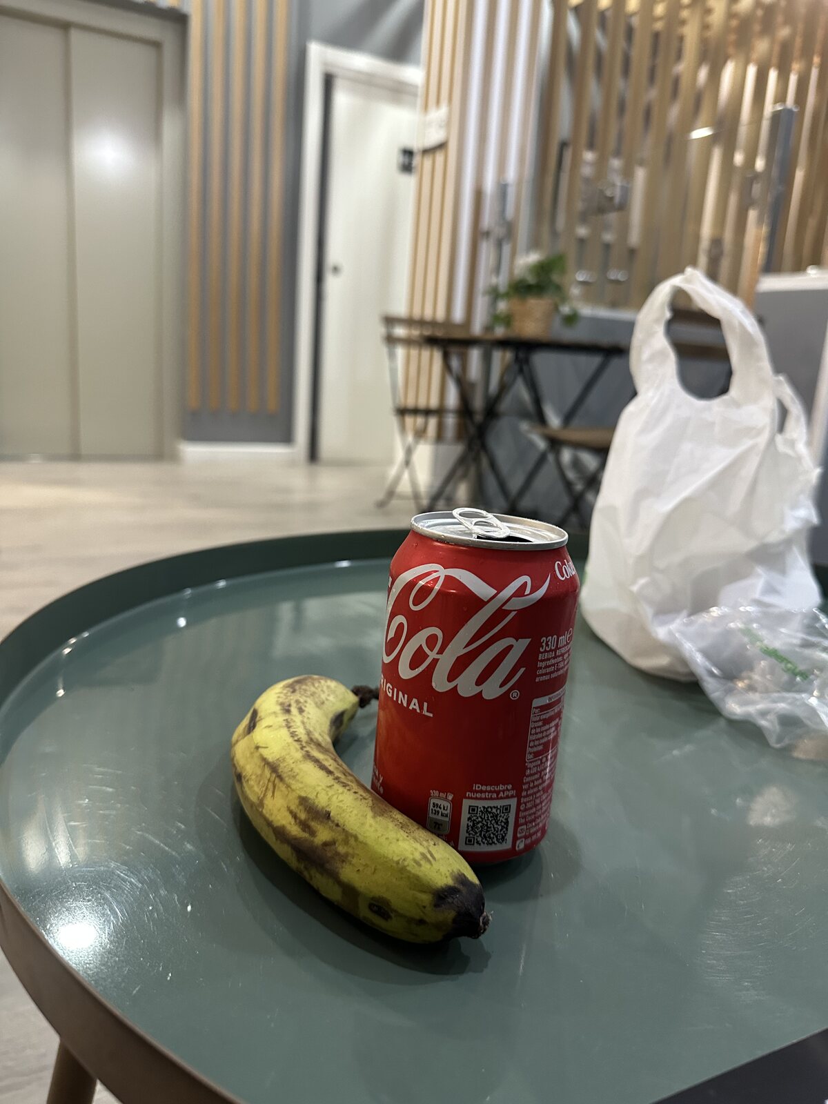 旅館大廳，可樂和明天的香蕉