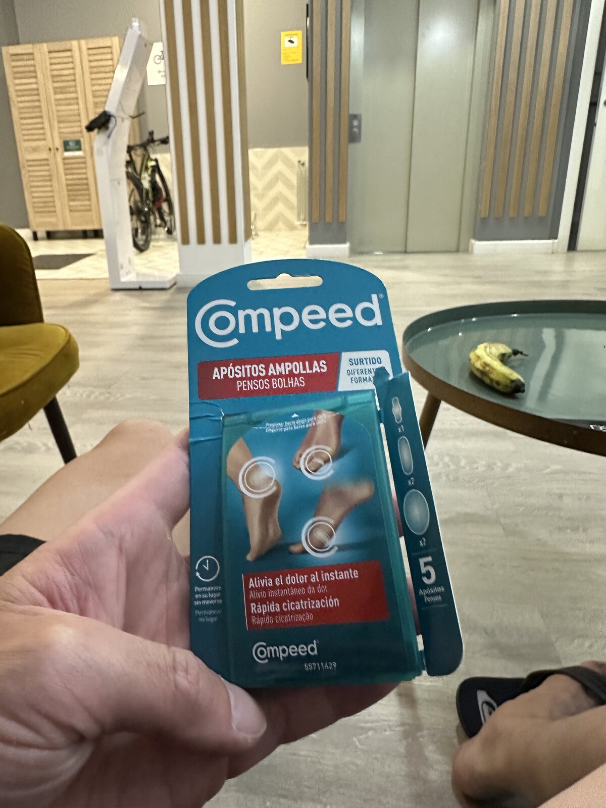 藥局買的 Compeed 水泡貼，一盒 9.5 歐