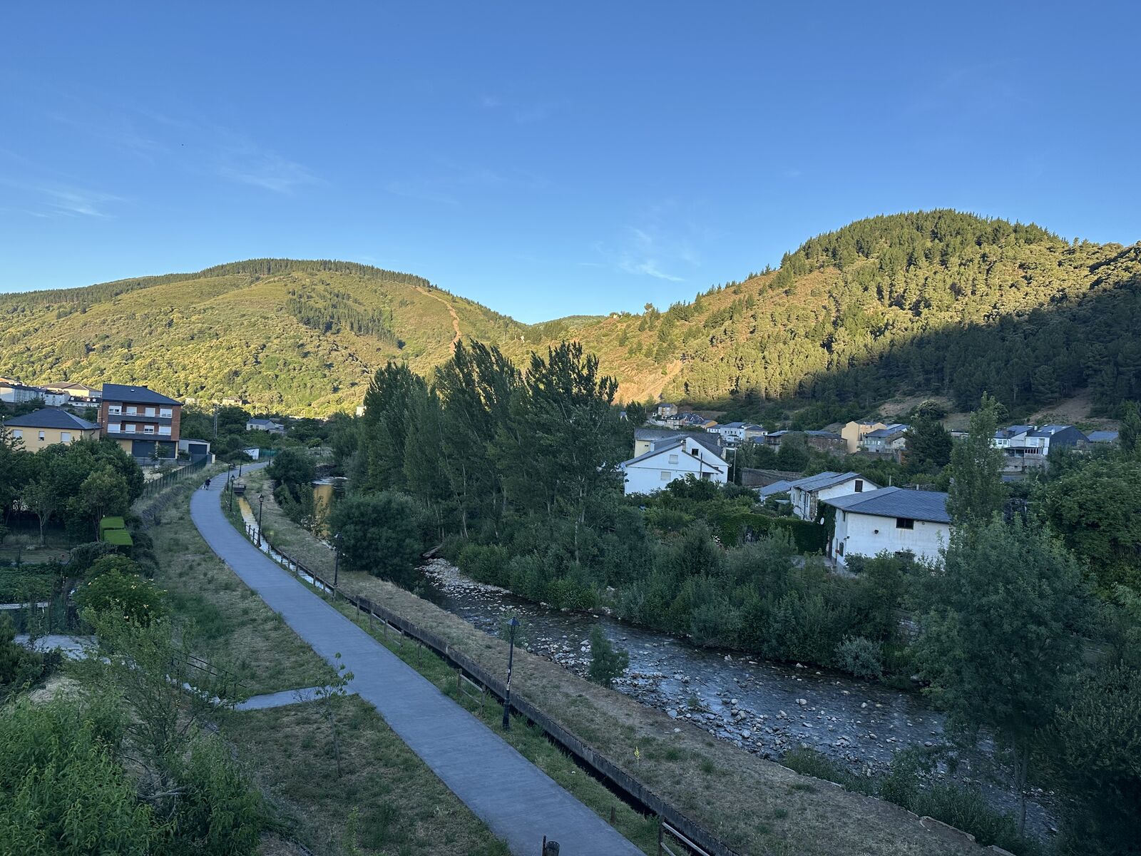 清晨的山谷，公路沿著溪走