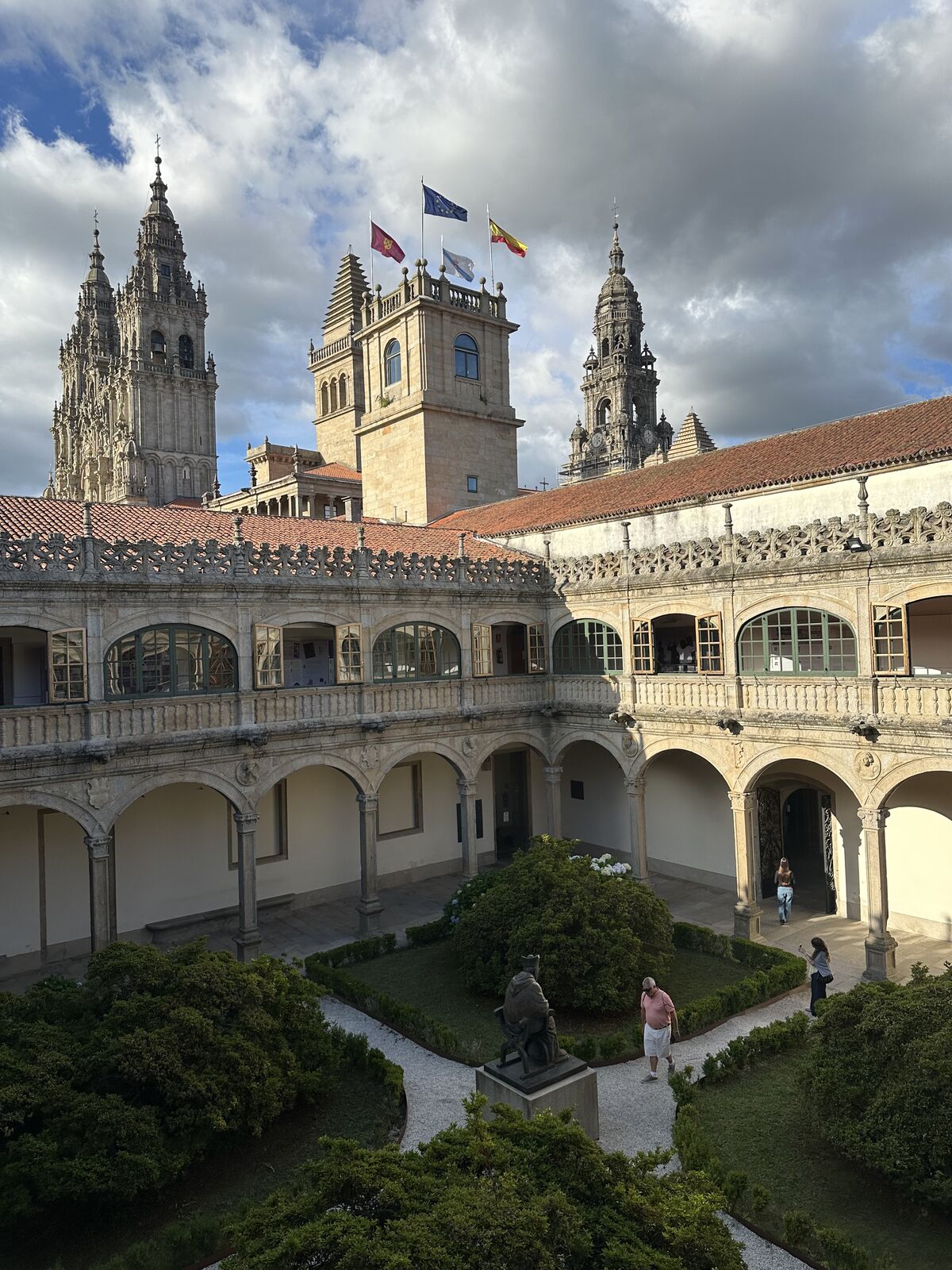 Pazo de Fonseca 的迴廊與小花園