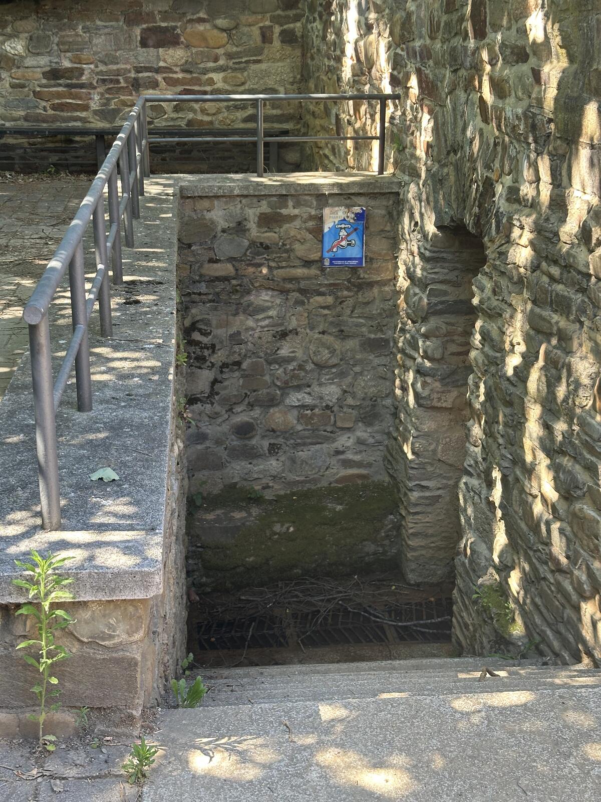 走進去才發現只是遺跡，水不能喝