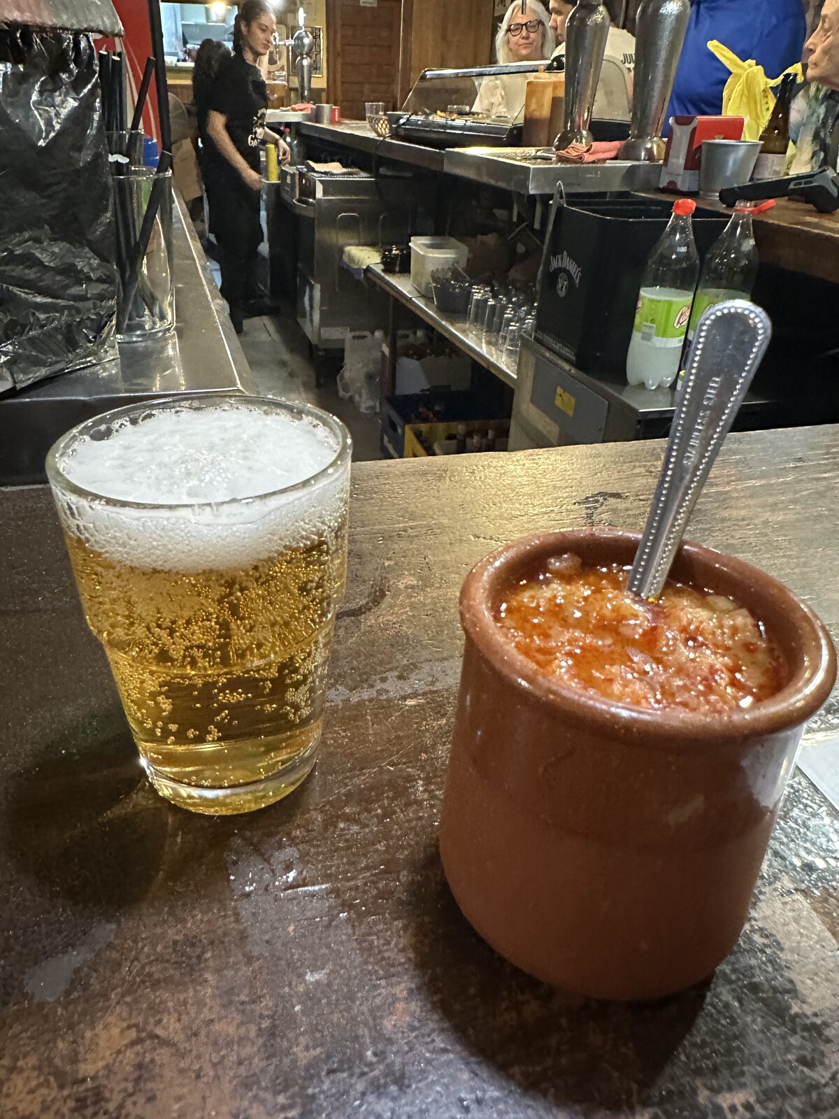 陶碗裝的大蒜湯（sopa de ajo）