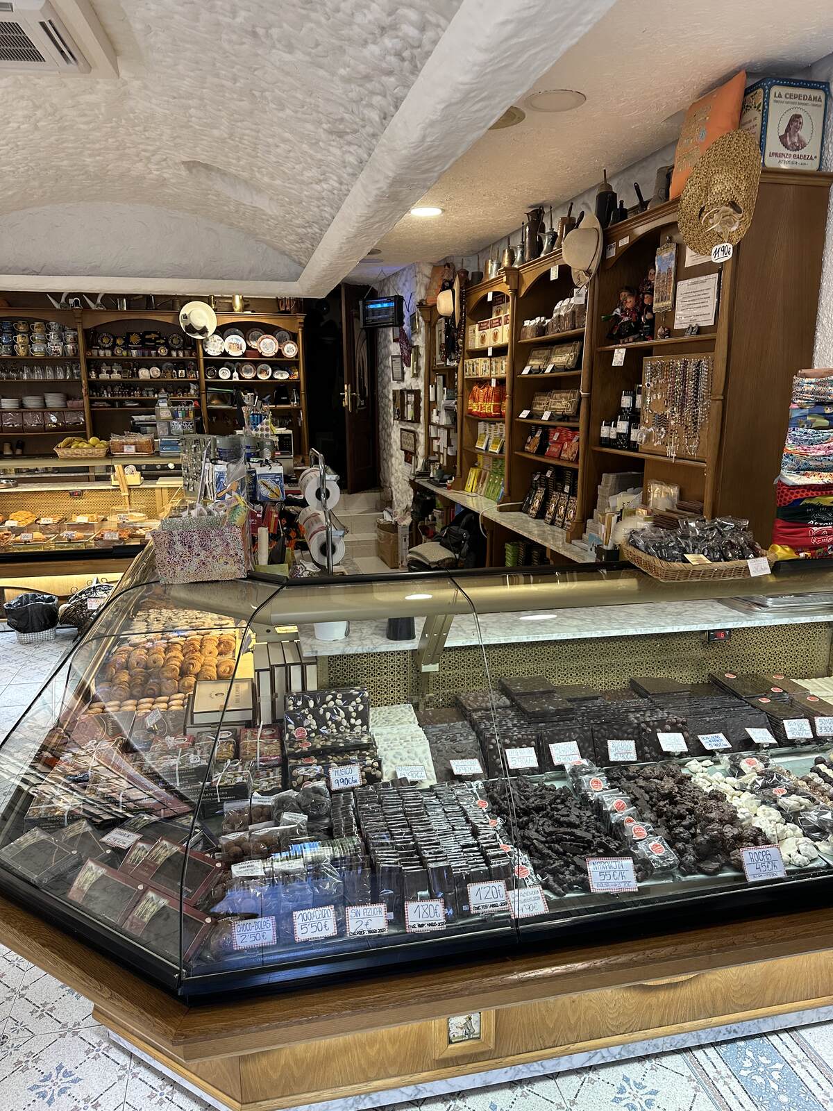 La Cepedana 店內，整櫃秤重的巧克力