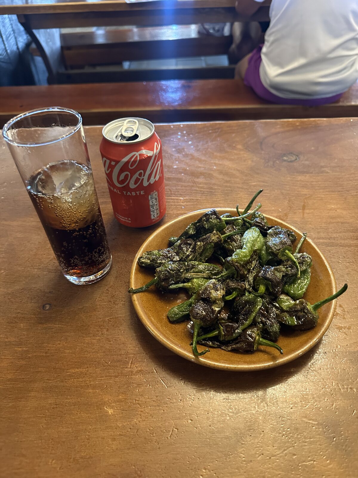 一盤帕德龍辣椒配一罐可樂