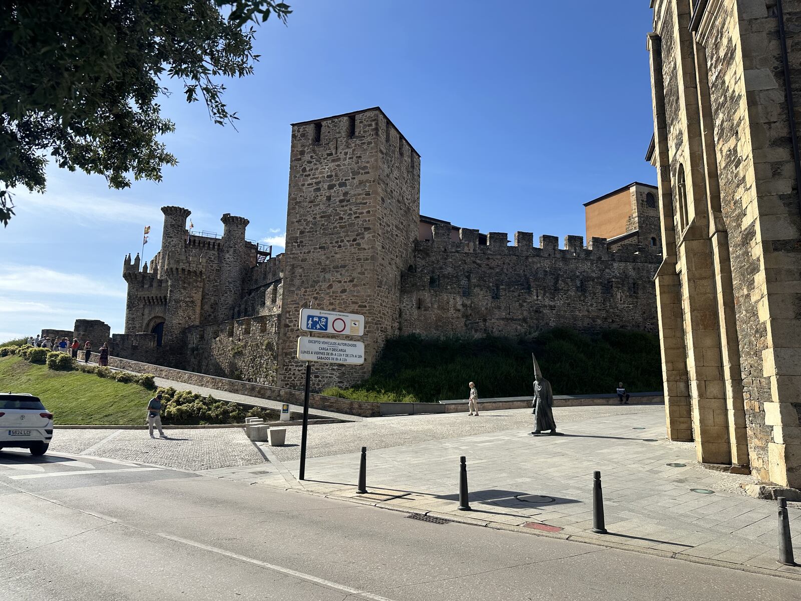 傍晚六點半，終於看到 Ponferrada 城堡