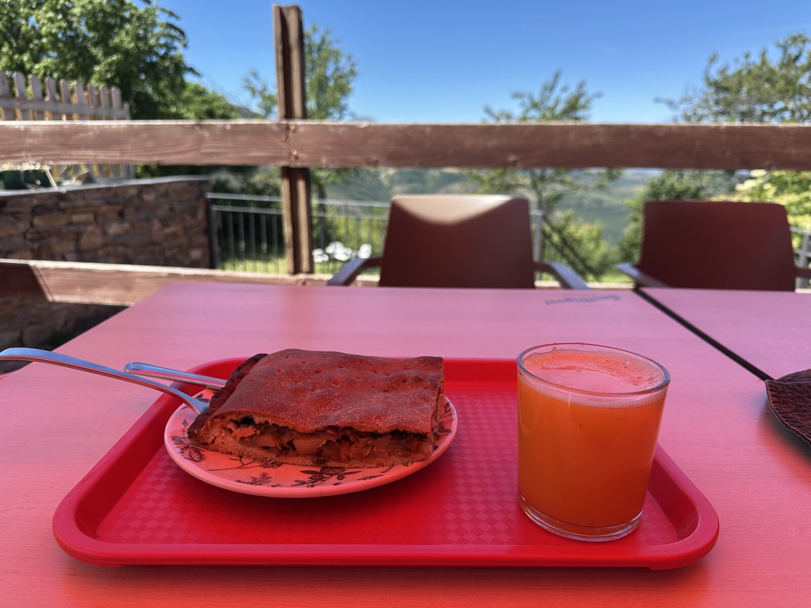 El Acebo 的馬鈴薯肉派和柳橙汁。