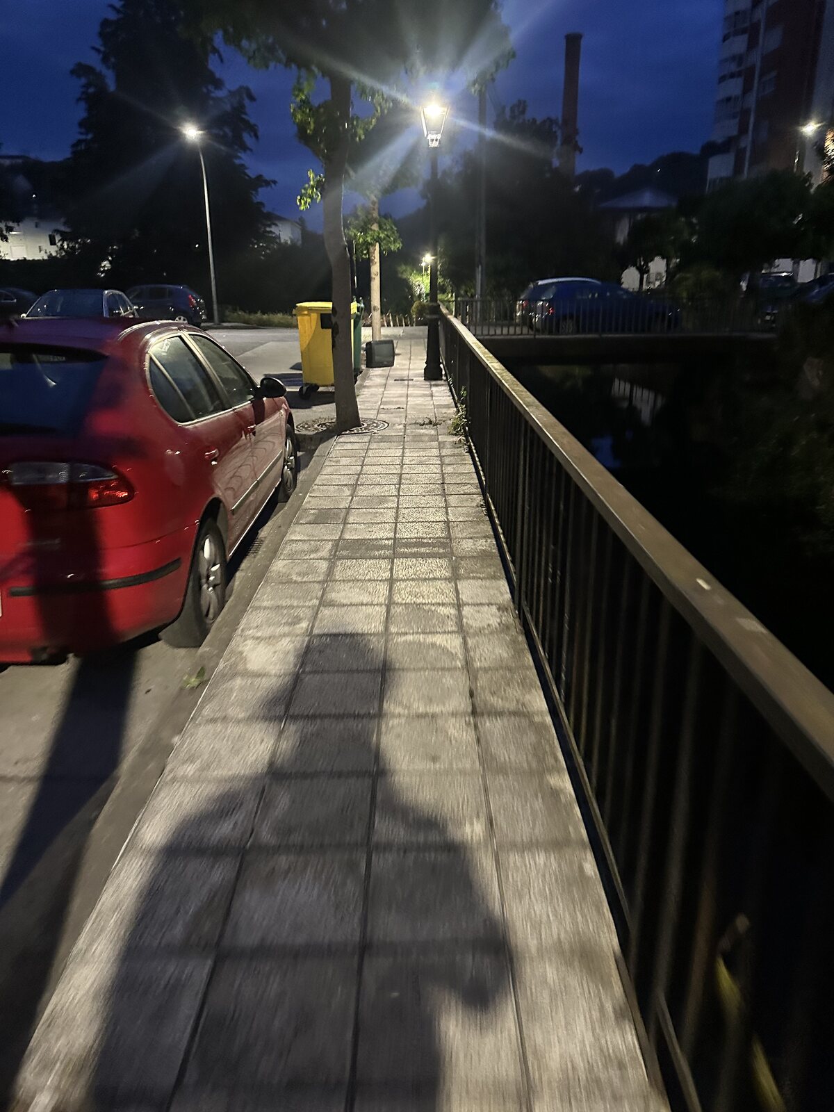 六點多的橋，路燈還亮著