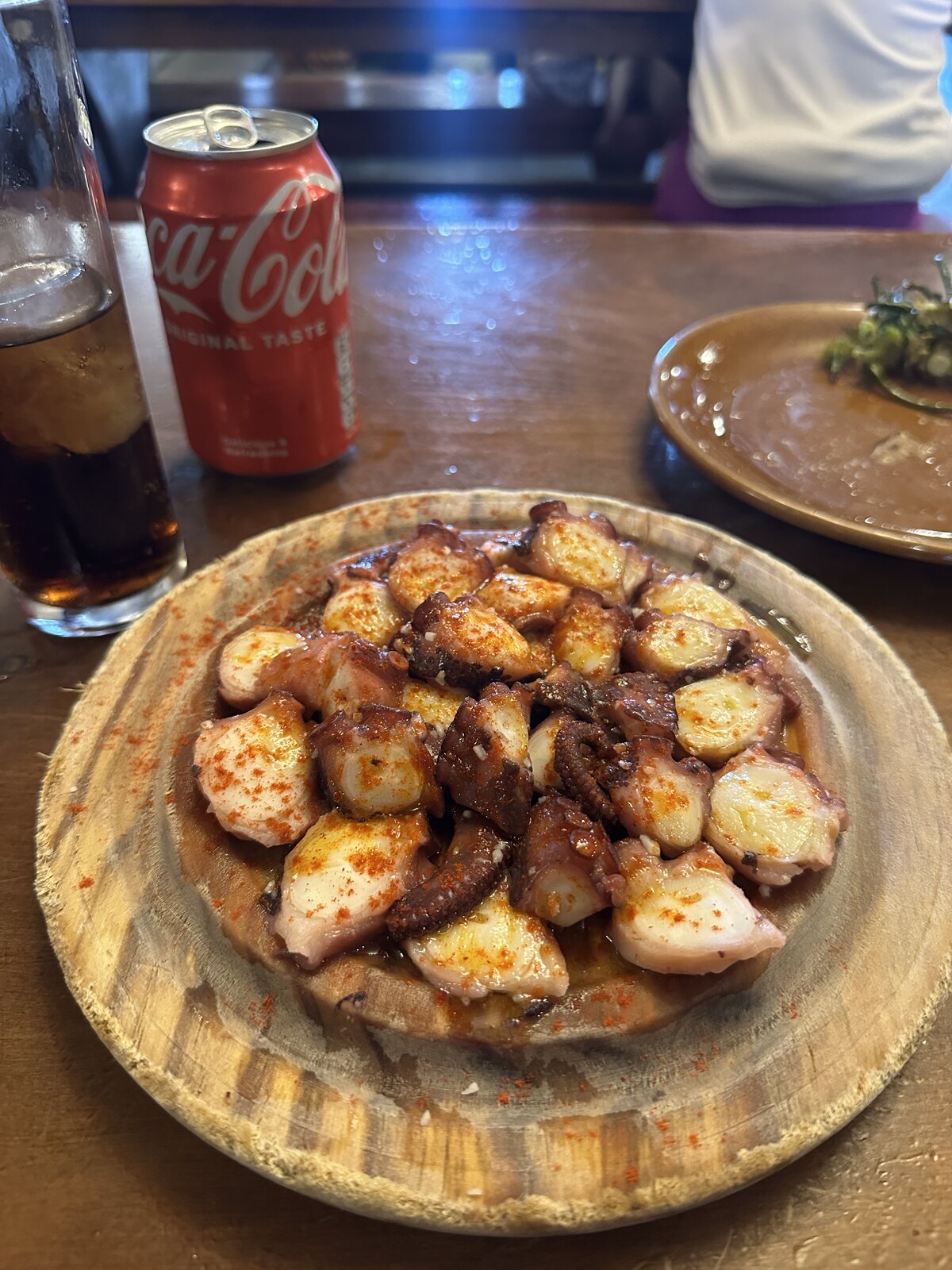 水煮章魚：切片、橄欖油、紅椒粉