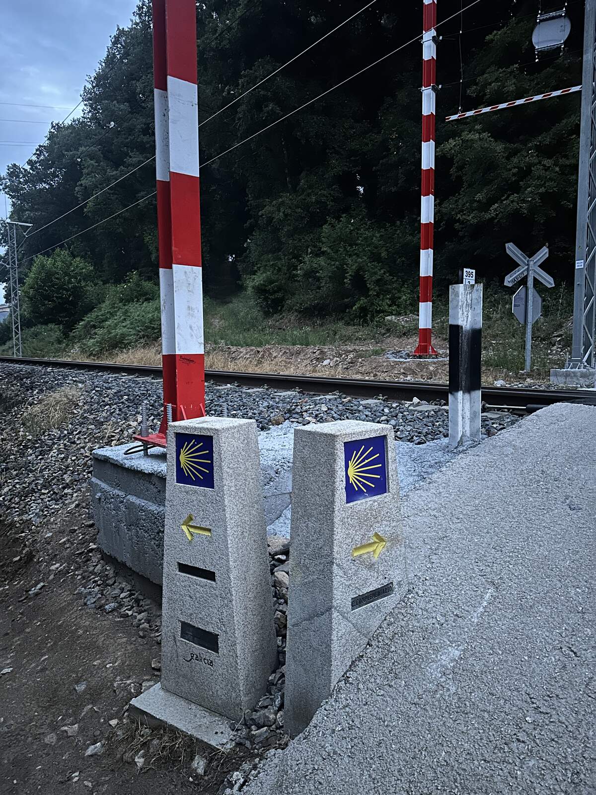 鐵路平交道旁的雙路標