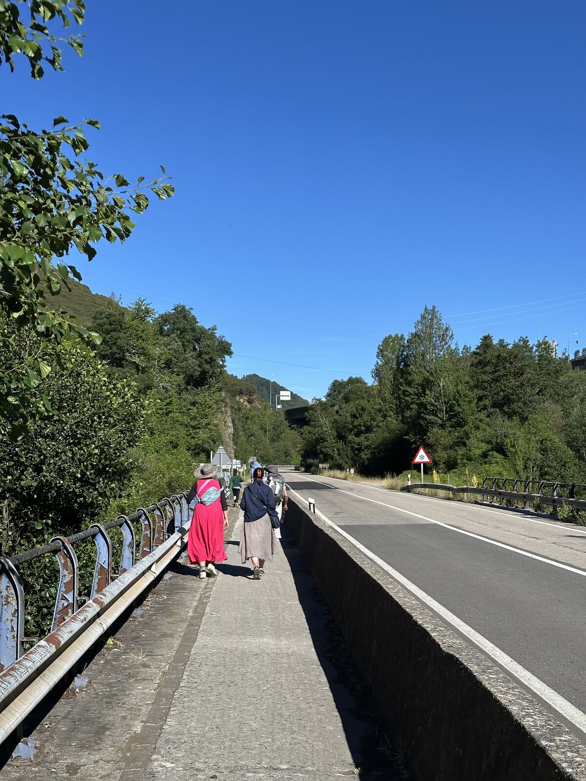 沿著公路的人行道繼續走