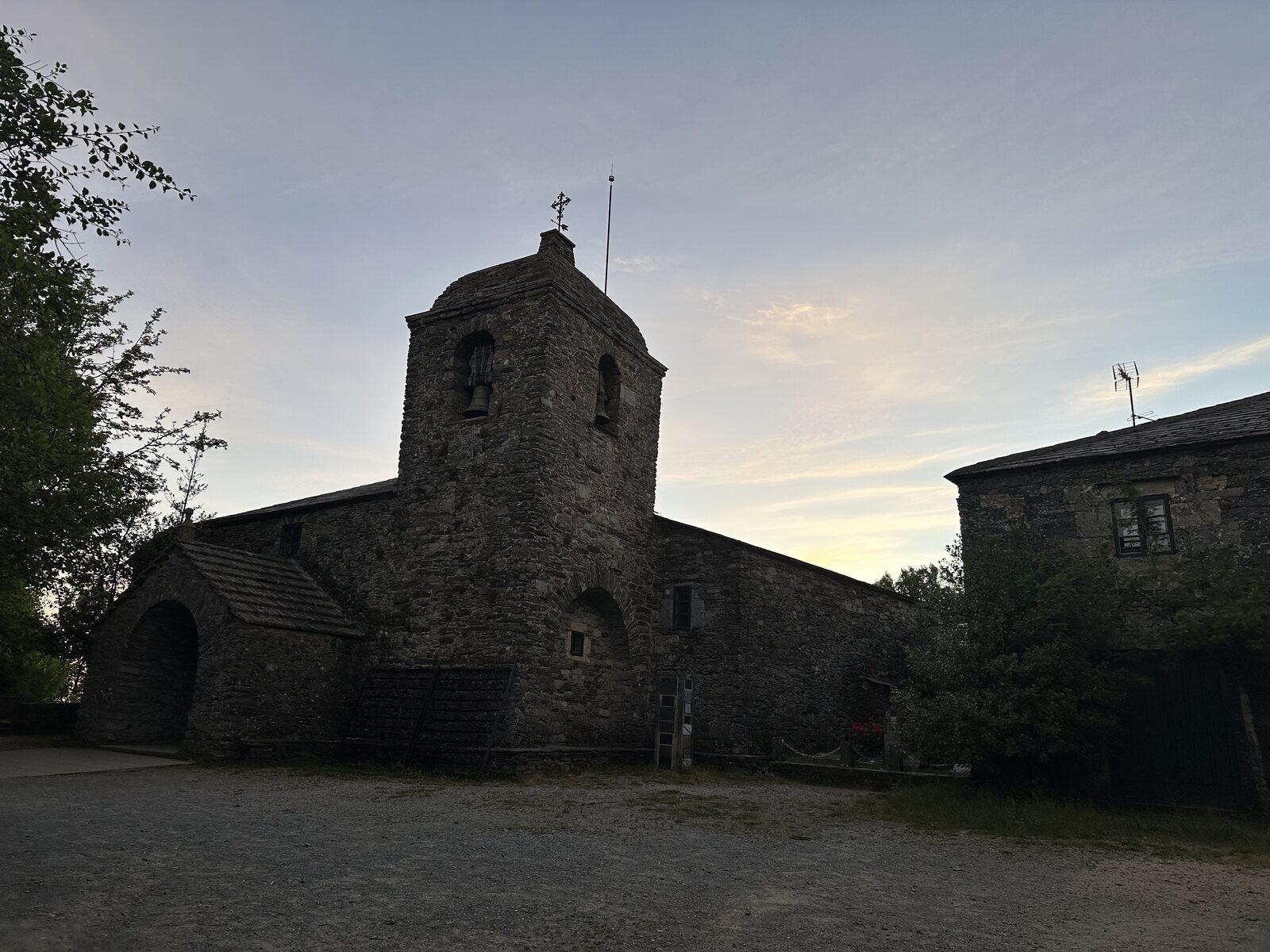 Santa María la Real do Cebreiro，九世紀的石造教堂