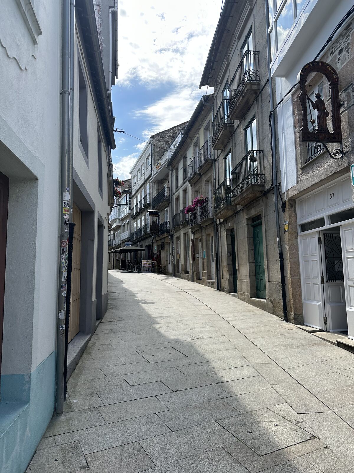 Sarria 的老城窄街