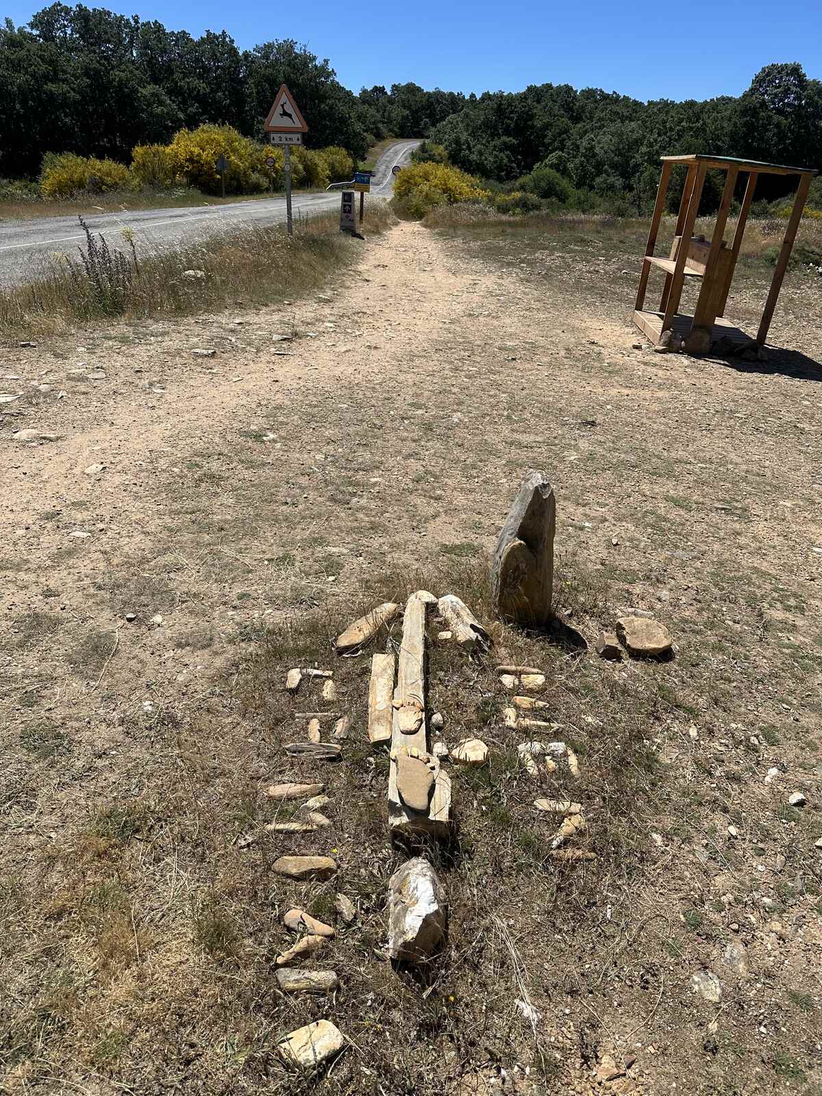 有人在路面上用石頭排了字 Buen Camino