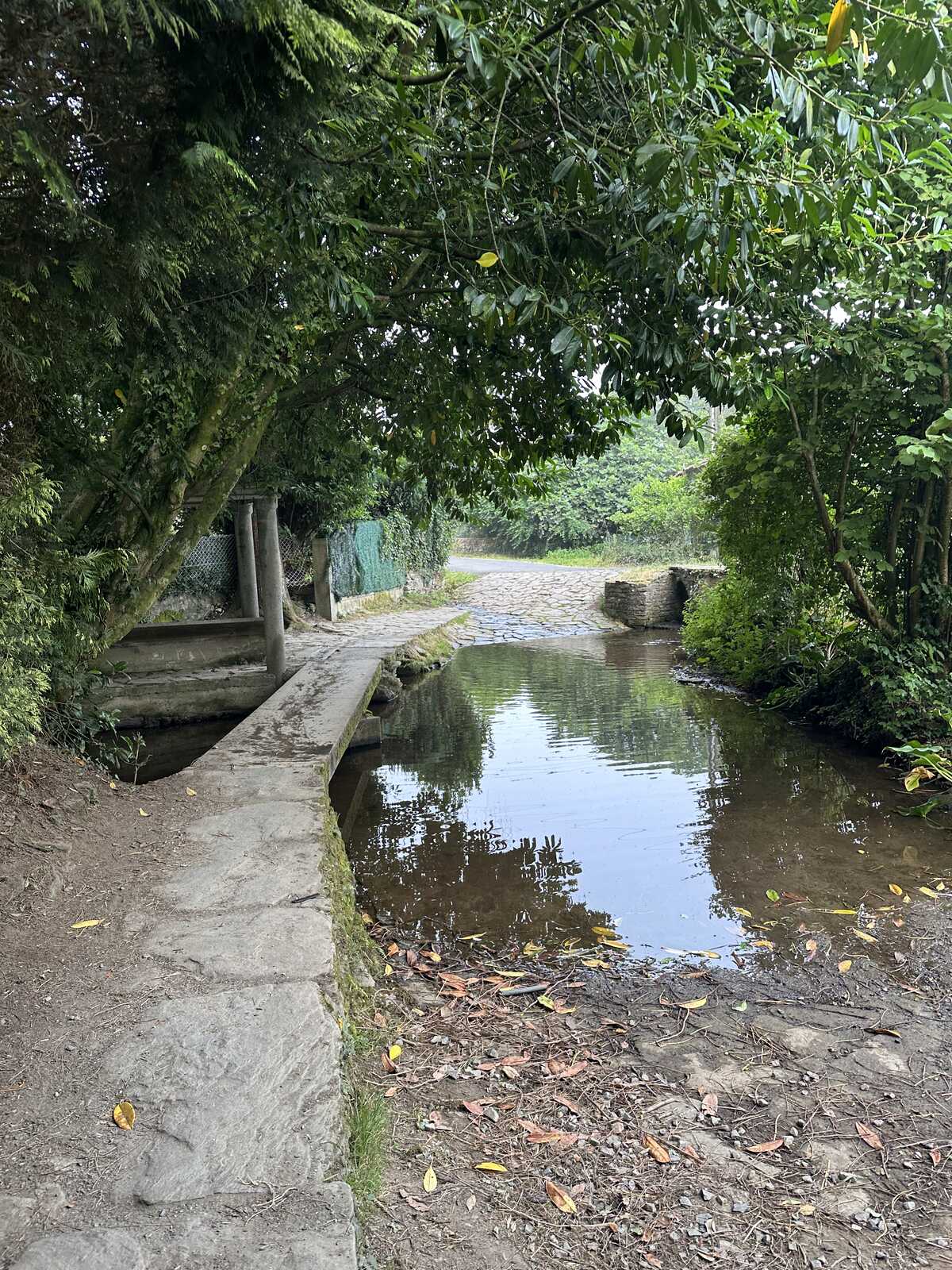 溪邊的石板路