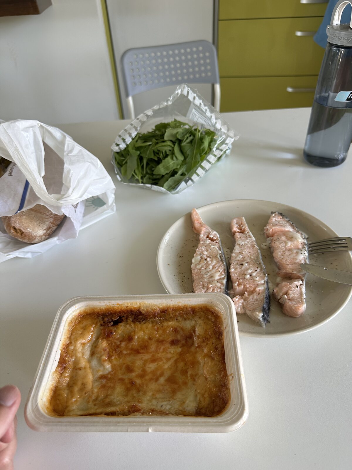 超市買的千層麵、生鮭魚和芝麻葉