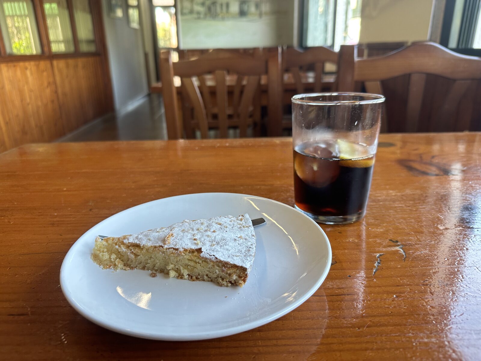 聖地牙哥蛋糕配一杯可樂。