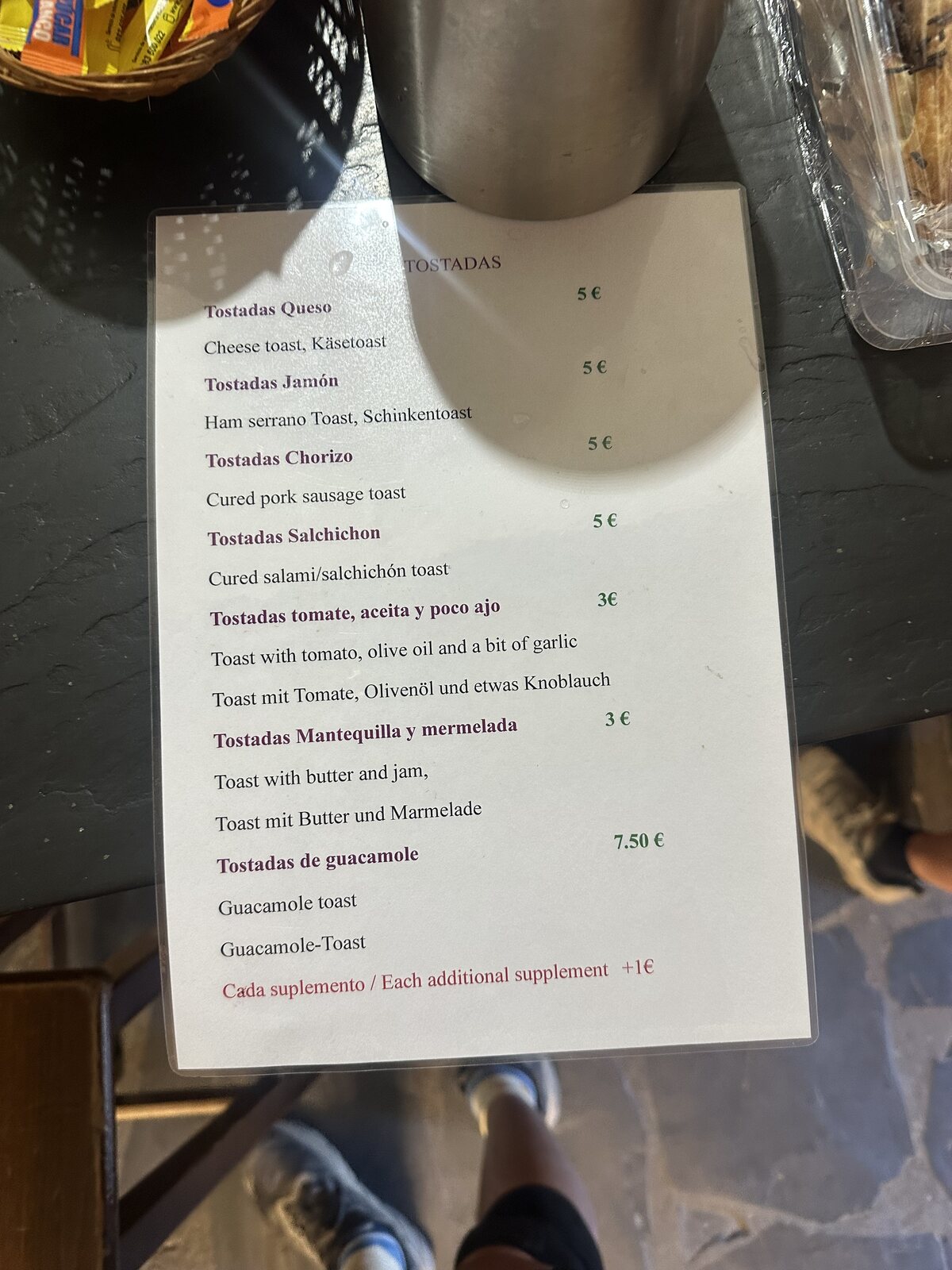 早餐的 tostadas 菜單，一份 3 到 7.5 歐