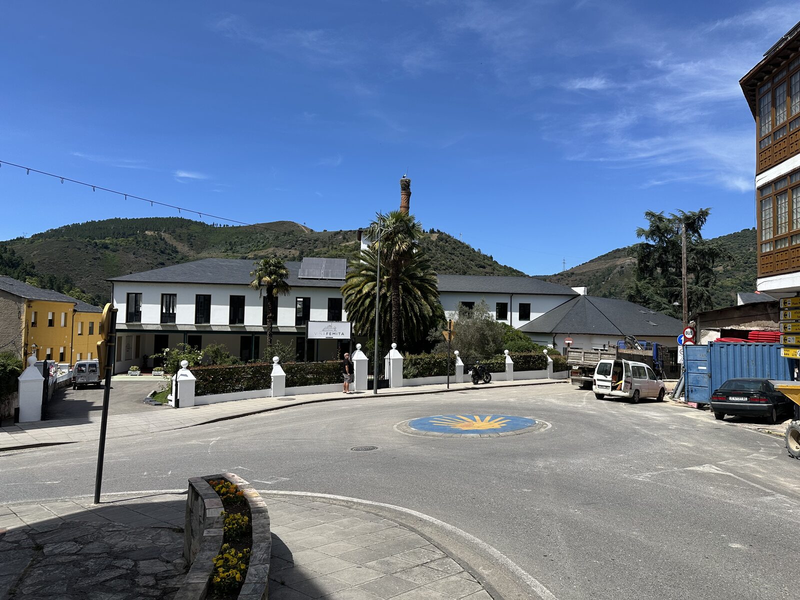 進鎮的圓環，地上就是一個扇貝，後面就是 Viña Femita