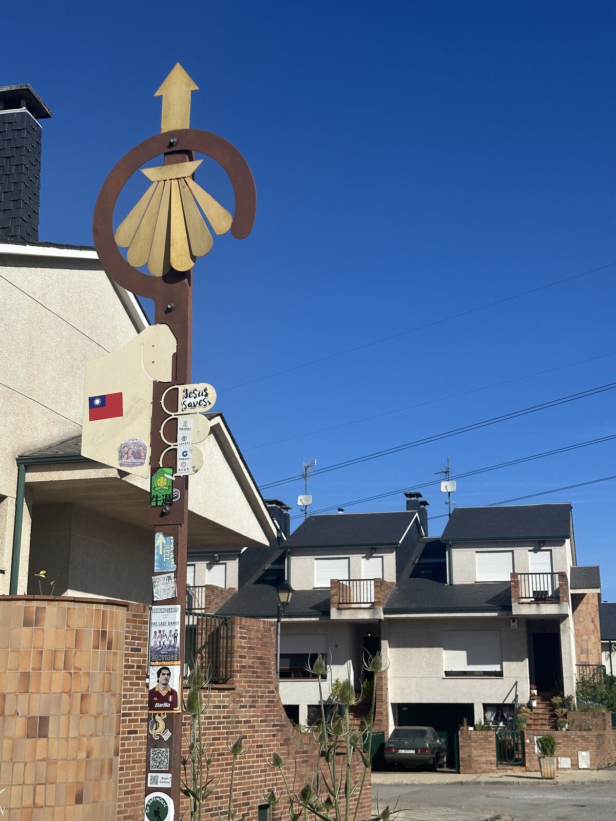 路標柱被貼滿各國貼紙，中間那張是台灣