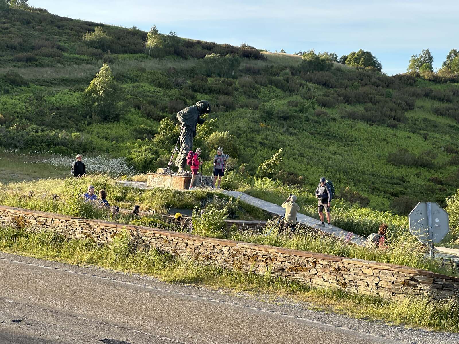 從公路上看過去，雕塑旁邊都是朝聖者