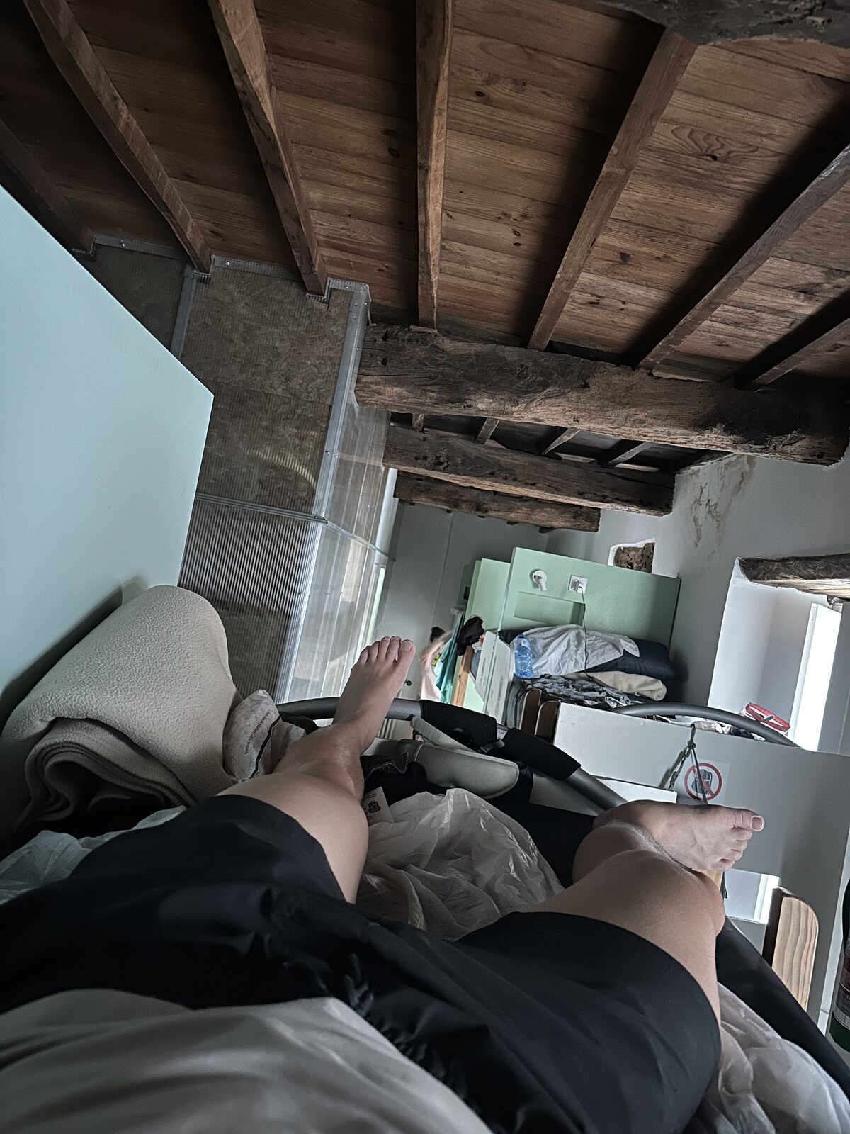 木造的天花板和大通舖。